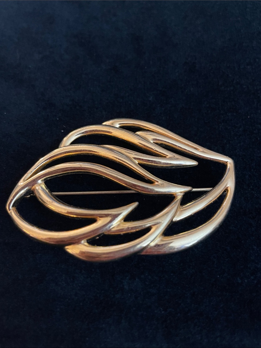 VINTAGE MONET Elegant Gold-Tone Leaf Brooch Jewelry